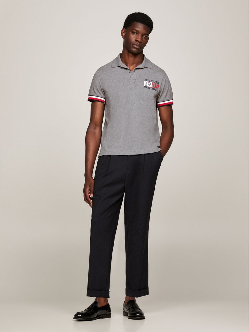 Chomba-ribeteada-de-corte-slim-con-logo