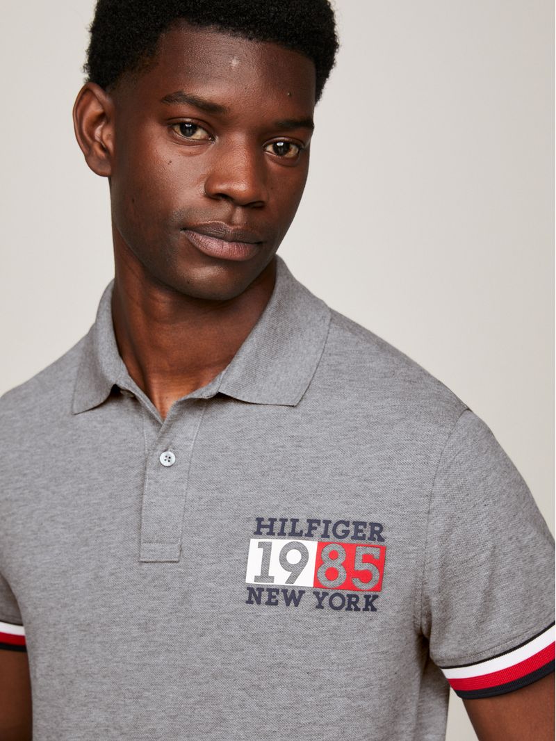 Chomba-ribeteada-de-corte-slim-con-logo