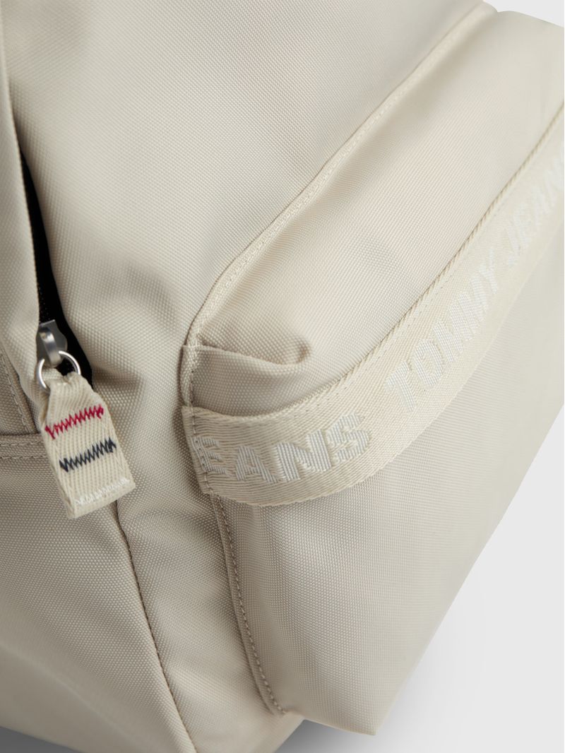 Mochila-Essential-reciclada-con-inscripcion