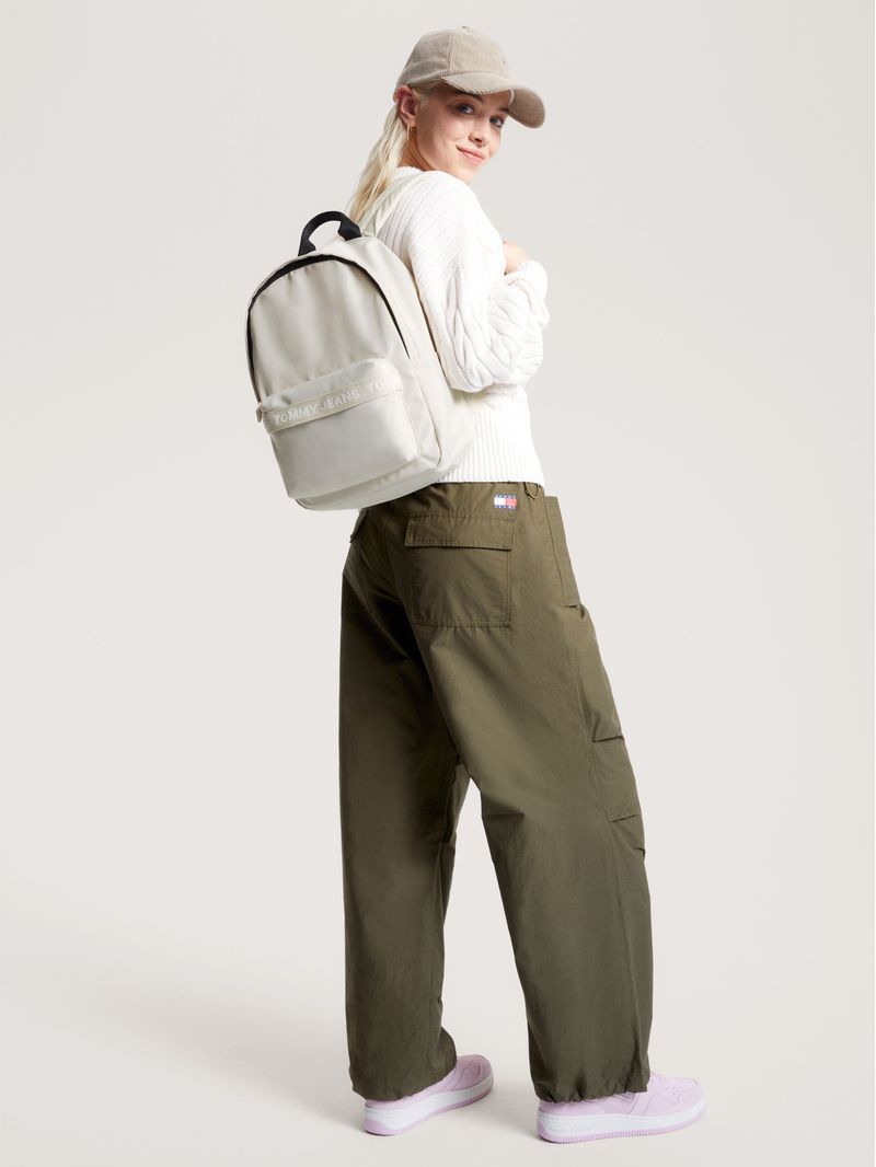 Mochila-Essential-reciclada-con-inscripcion