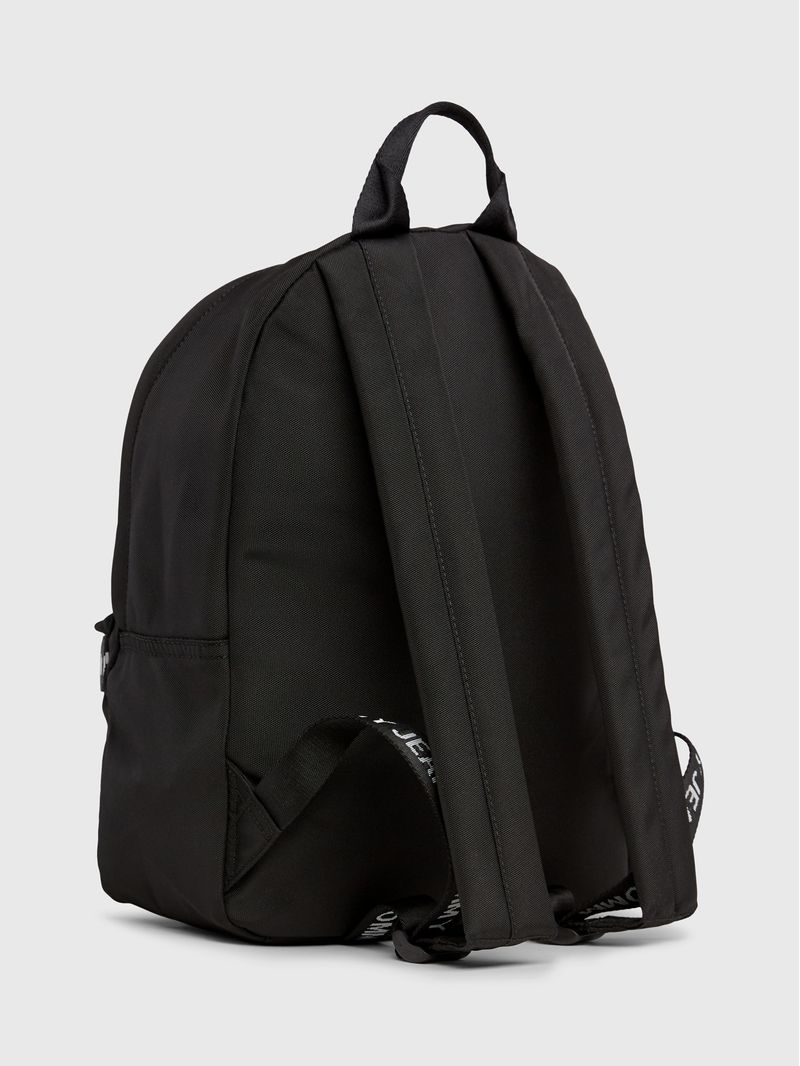 Mochila-Essential-reciclada-con-inscripcion