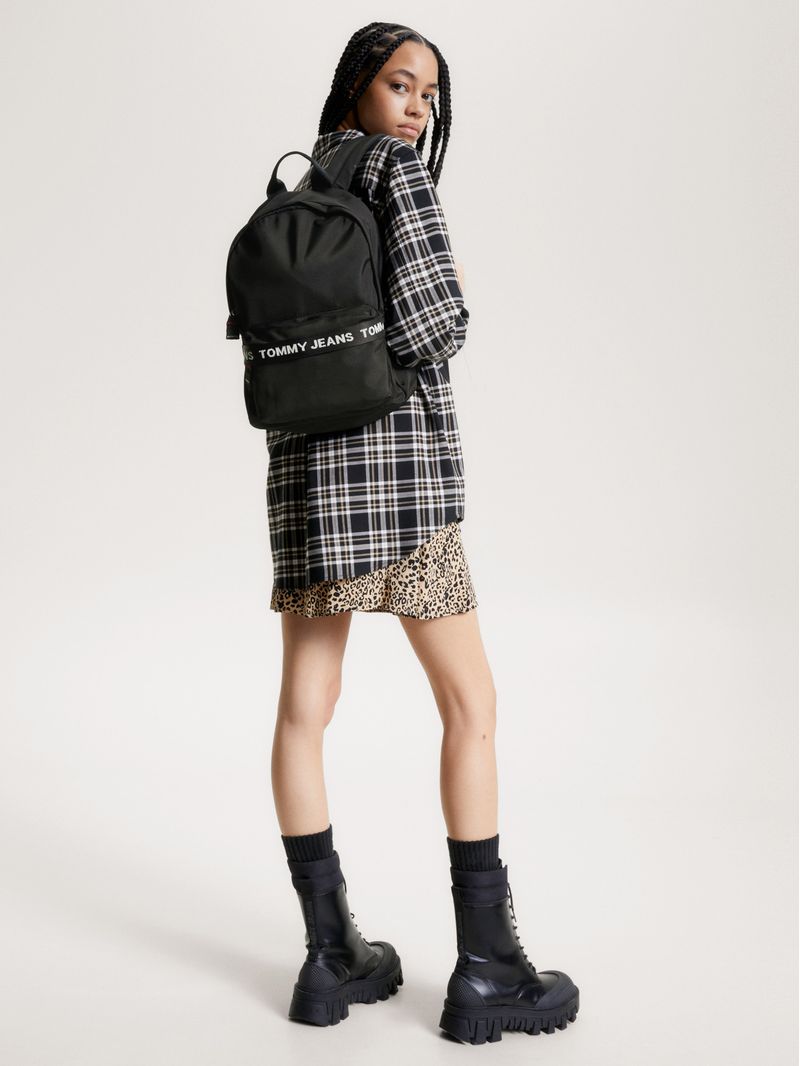 Mochila-Essential-reciclada-con-inscripcion