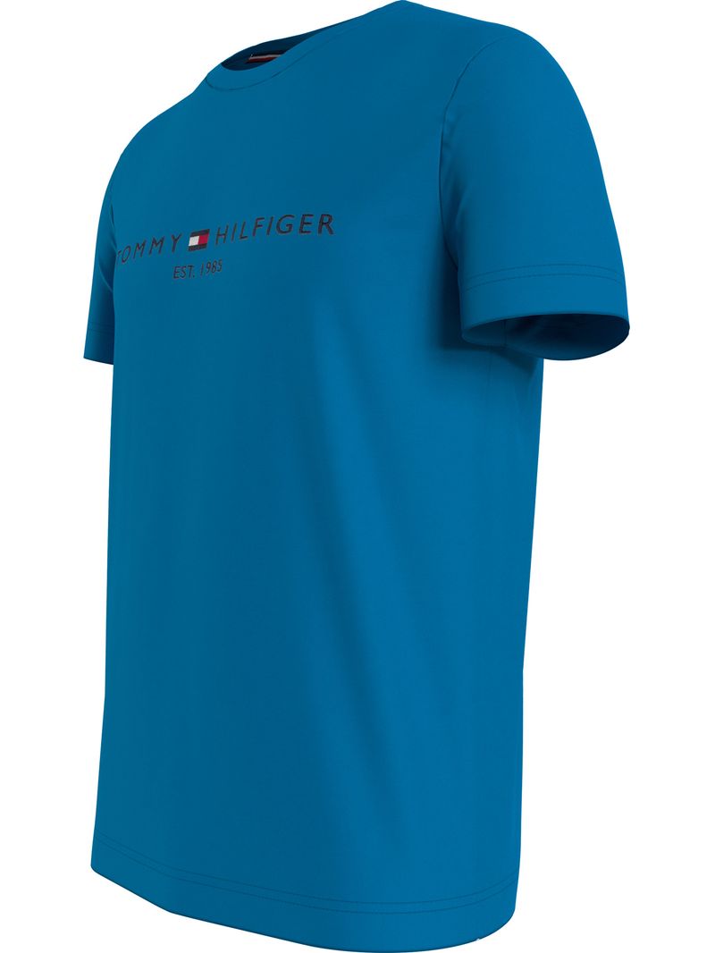 Remera-con-logo-bordado