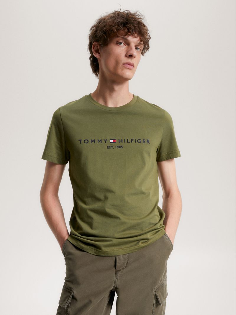 Remera-con-logo-bordado