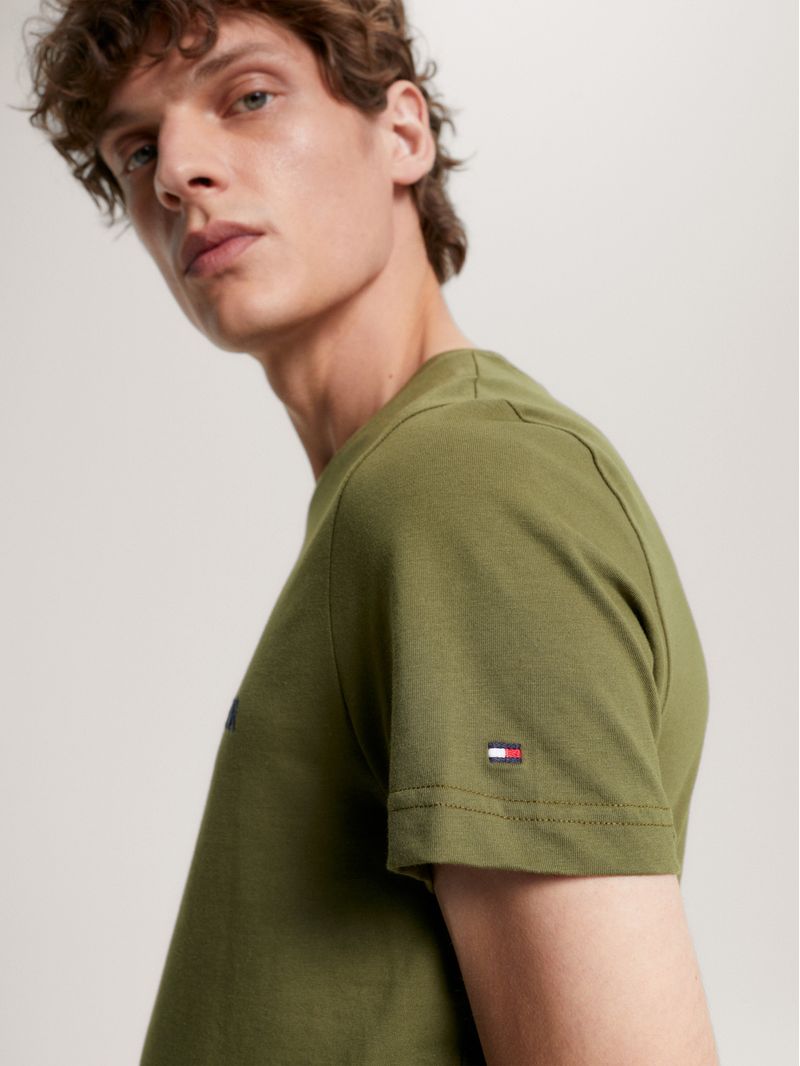Remera-con-logo-bordado