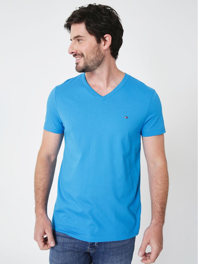 Remera-Essential-en-cuello-v