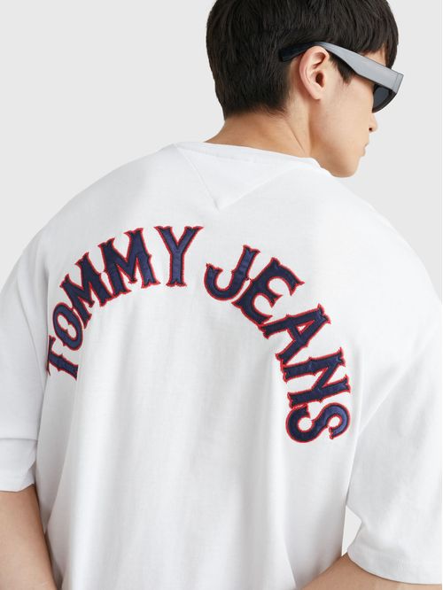 Remera Modern Prep con logos TJ bordados oversize