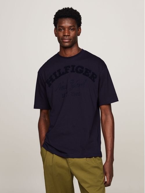 Remera con logo bordado buclé en relieve