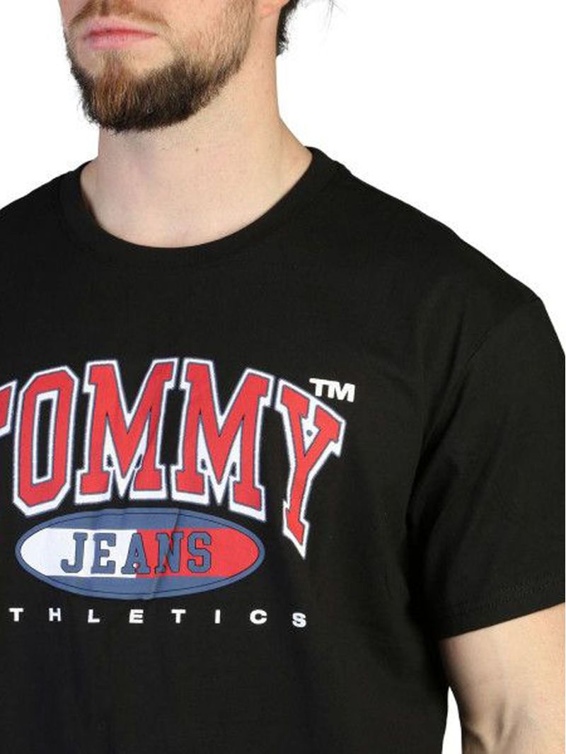 Remera-Essential-amplia-con-logo-grafico