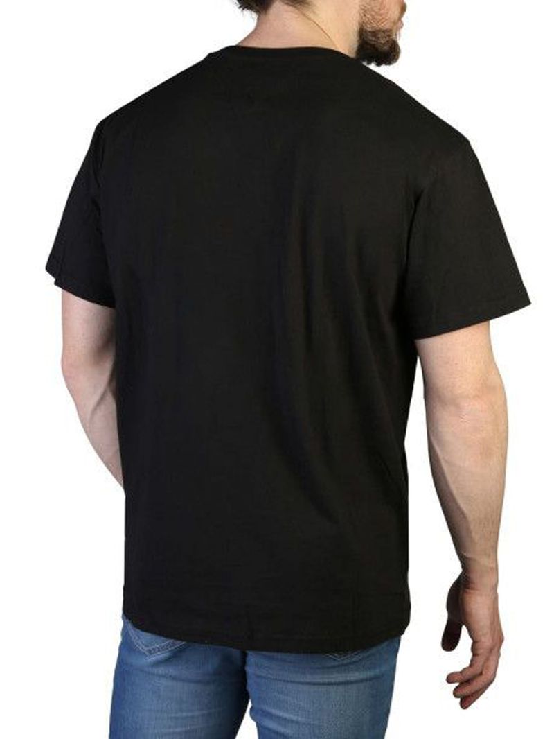 Remera-Essential-amplia-con-logo-grafico