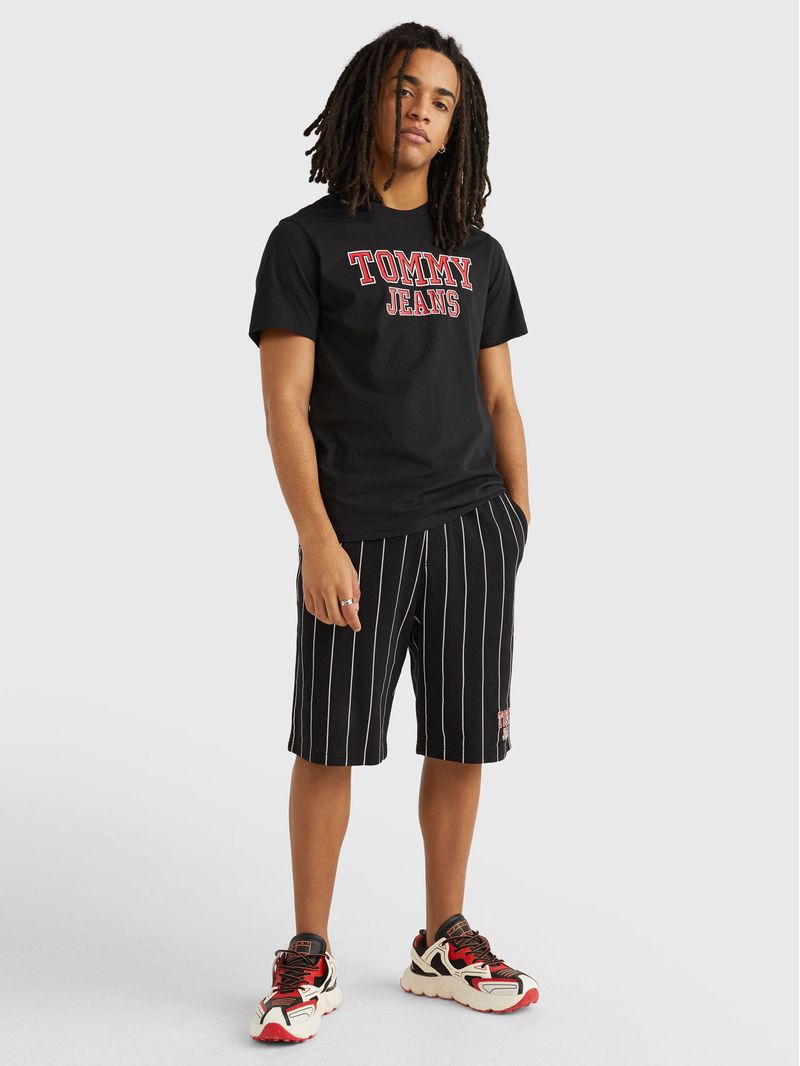 Remera-essential-con-logo-estampado