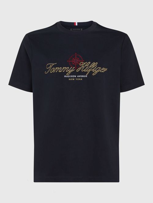Remera con logo dorado bordado en el pecho