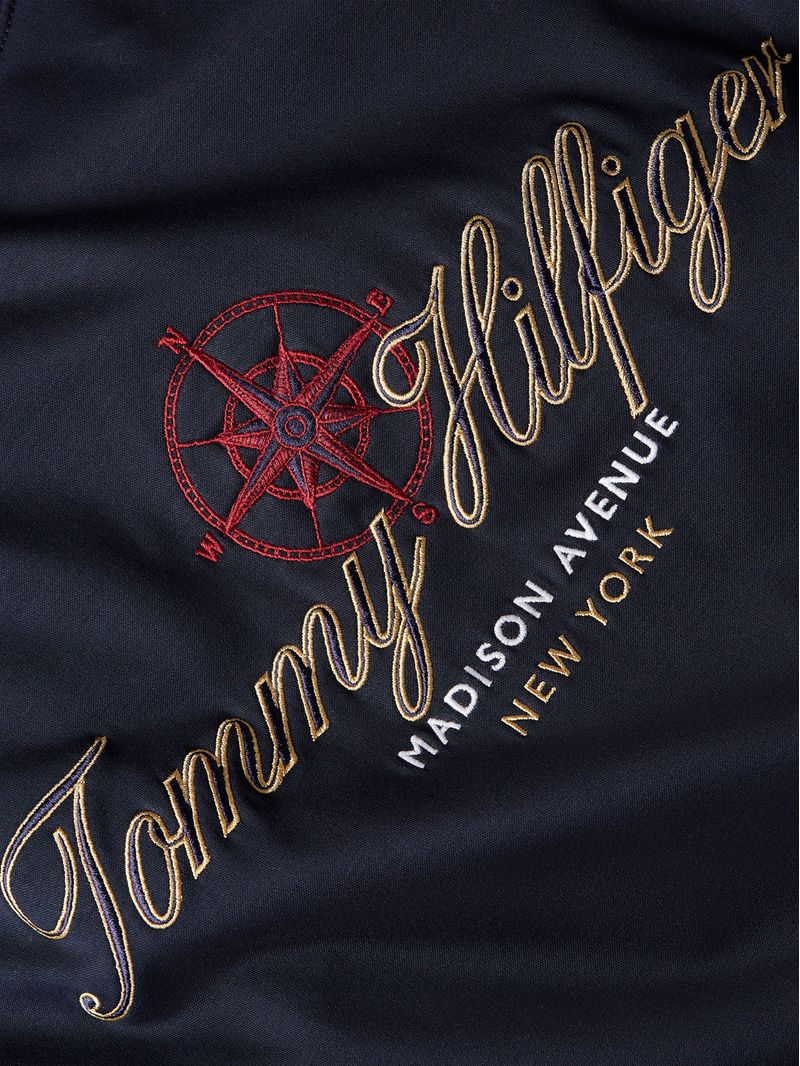 Remera-con-logo-grafico-dorado-en-el-pecho