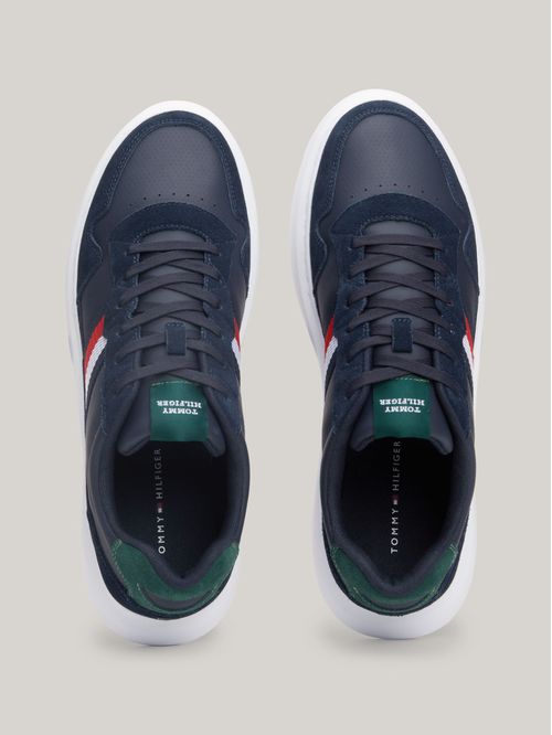 Zapatillas con detalles en gamuza y cinta distintiva