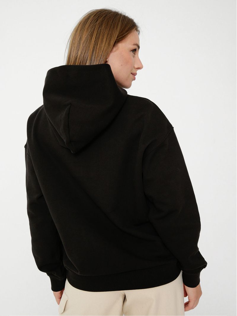 Buzo-oversize-universitaria-con-capucha