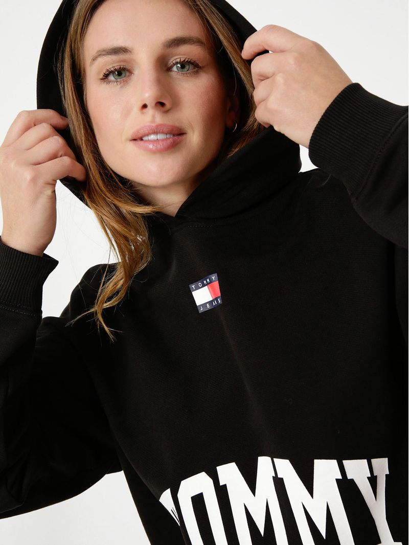Buzo-oversize-universitaria-con-capucha