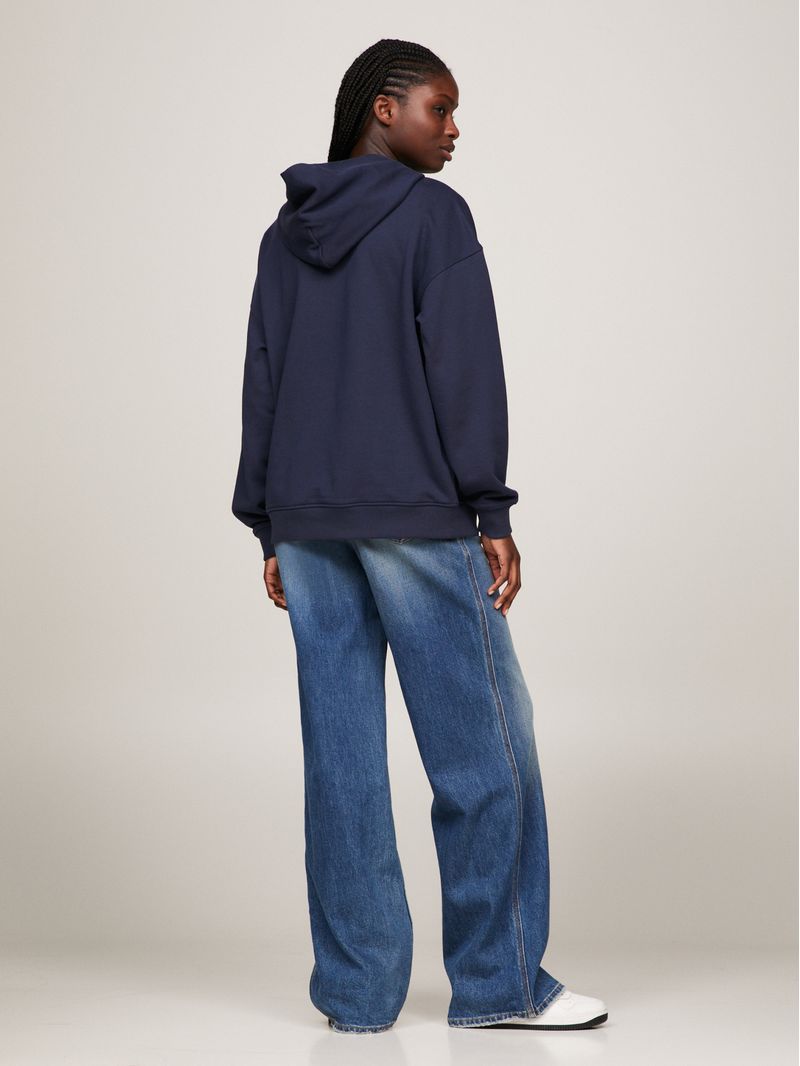Buzo-oversize-universitaria-con-capucha