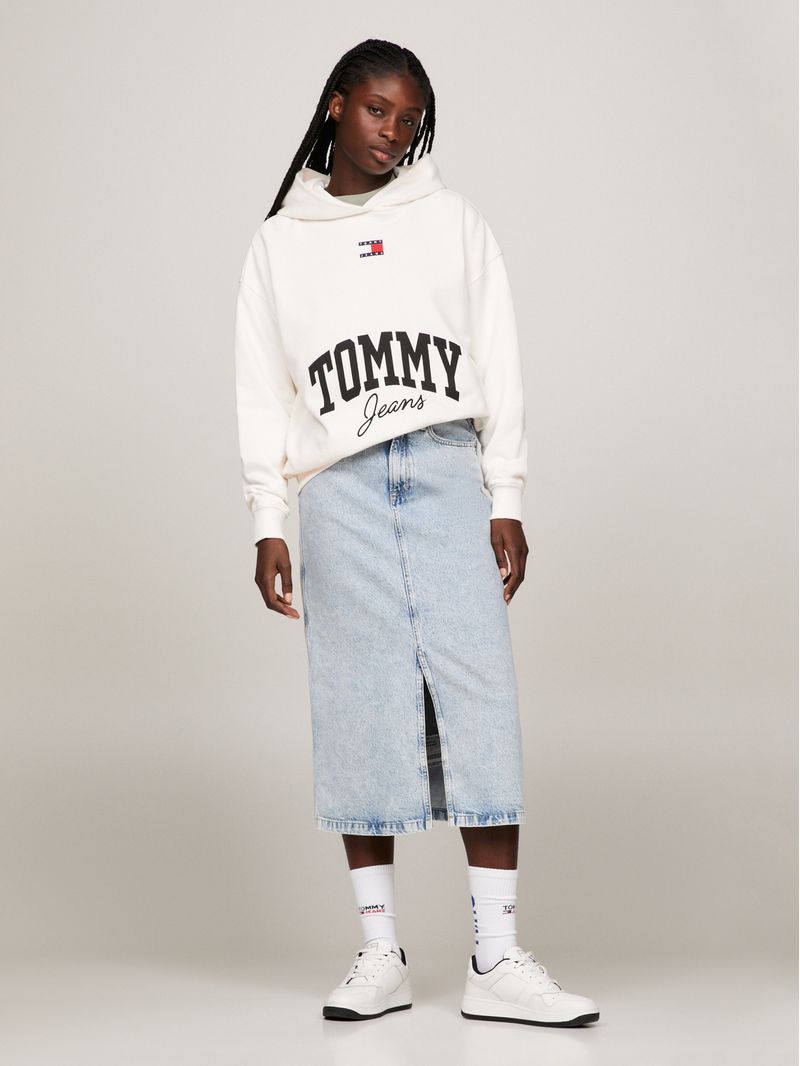 Buzo-oversize-universitaria-con-capucha