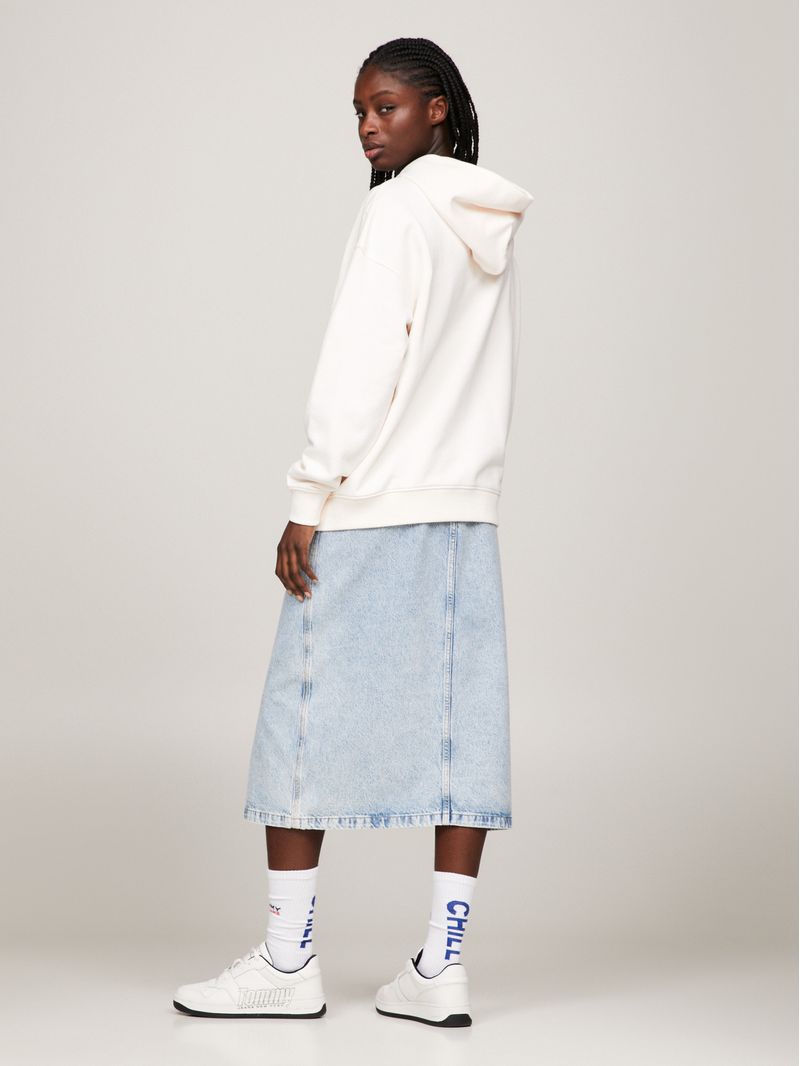 Buzo-oversize-universitaria-con-capucha