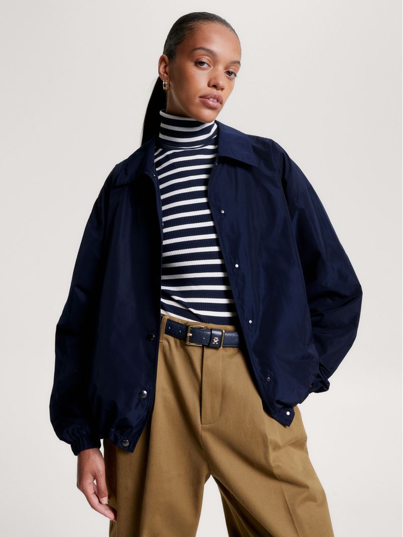 Campera-universitaria-con-logo-trasero