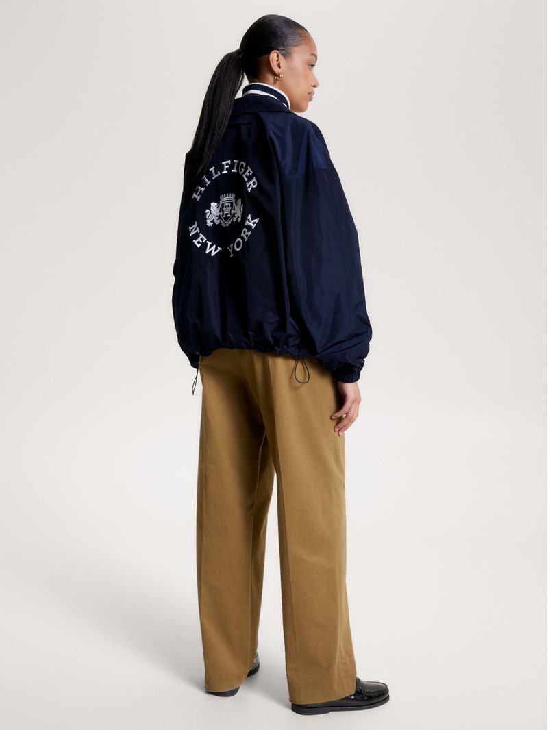Campera-universitaria-con-logo-trasero