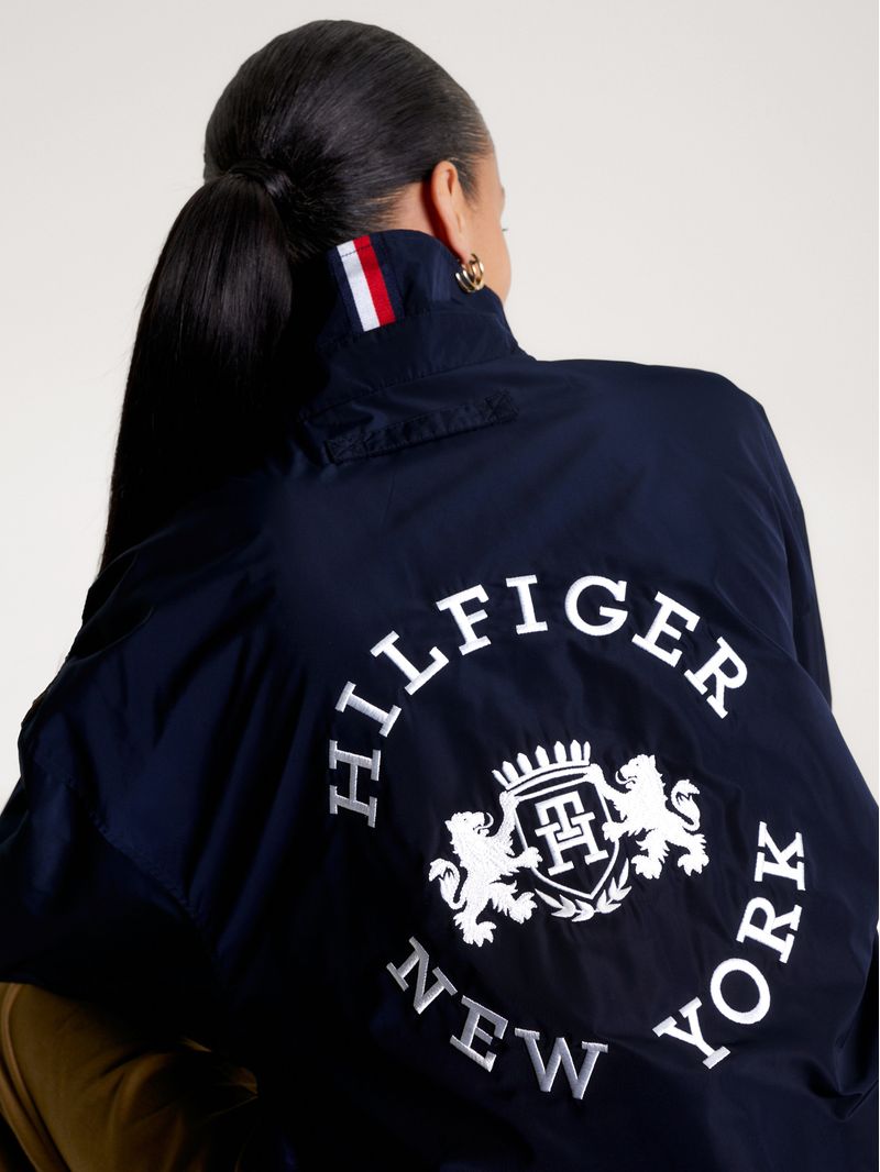 Campera-universitaria-con-logo-trasero