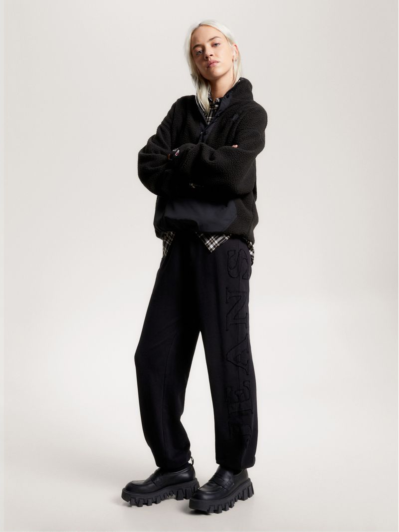 Joggers-amplios-con-aplicacion-de-logo-tonal