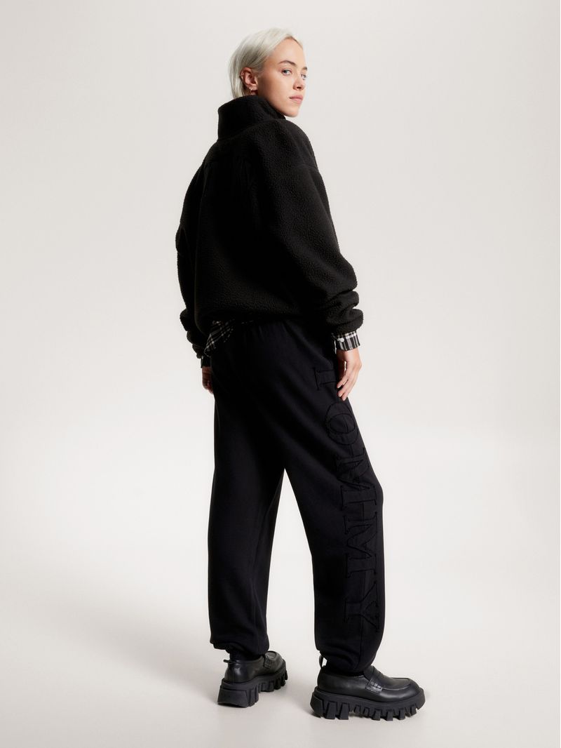 Joggers-amplios-con-aplicacion-de-logo-tonal