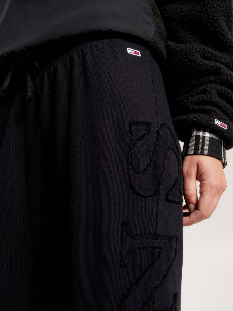 Joggers-amplios-con-aplicacion-de-logo-tonal