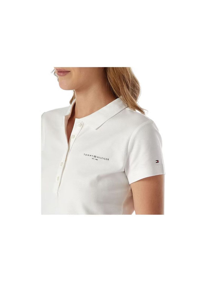 Polo-de-corte-slim-con-logo-bordado