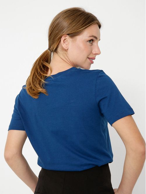 Remera con cuello redondo y logo distintivo