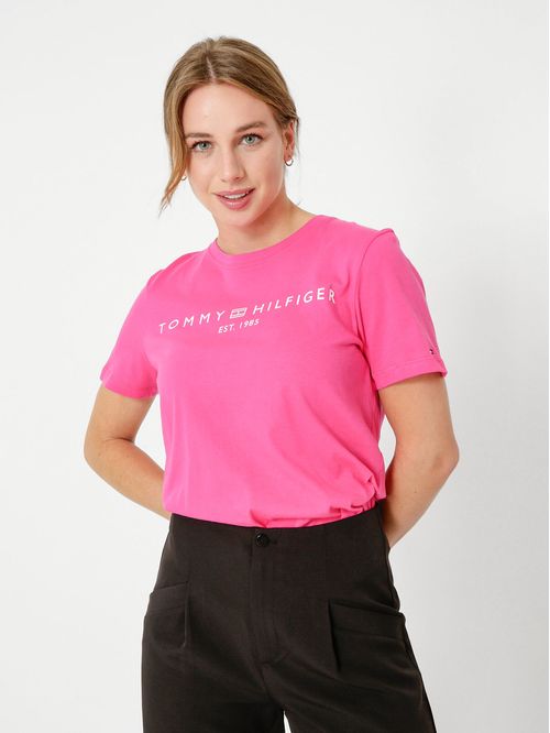 Remera con cuello redondo y logo distintivo