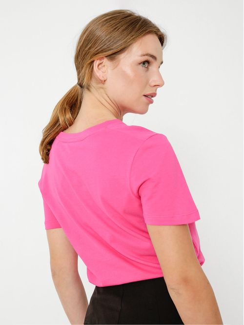 Remera con cuello redondo y logo distintivo