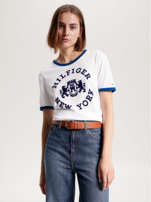 Remera con logo universitario aterciopelado