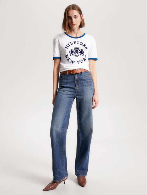 Remera con logo universitario aterciopelado