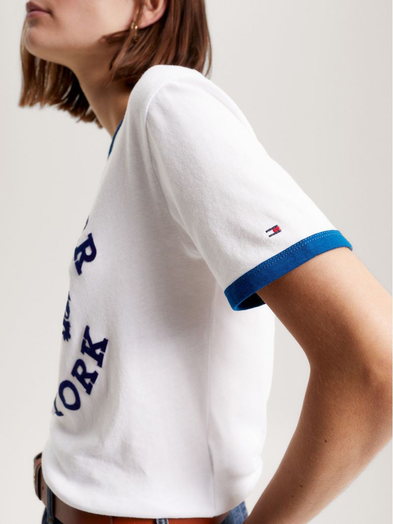 Remera-con-logo-universitario-aterciopelado