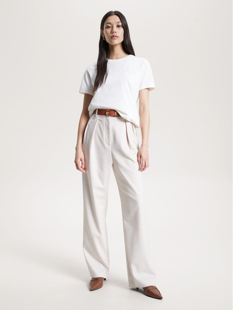Remera-modern-con-monograma-TH-estilo-sello