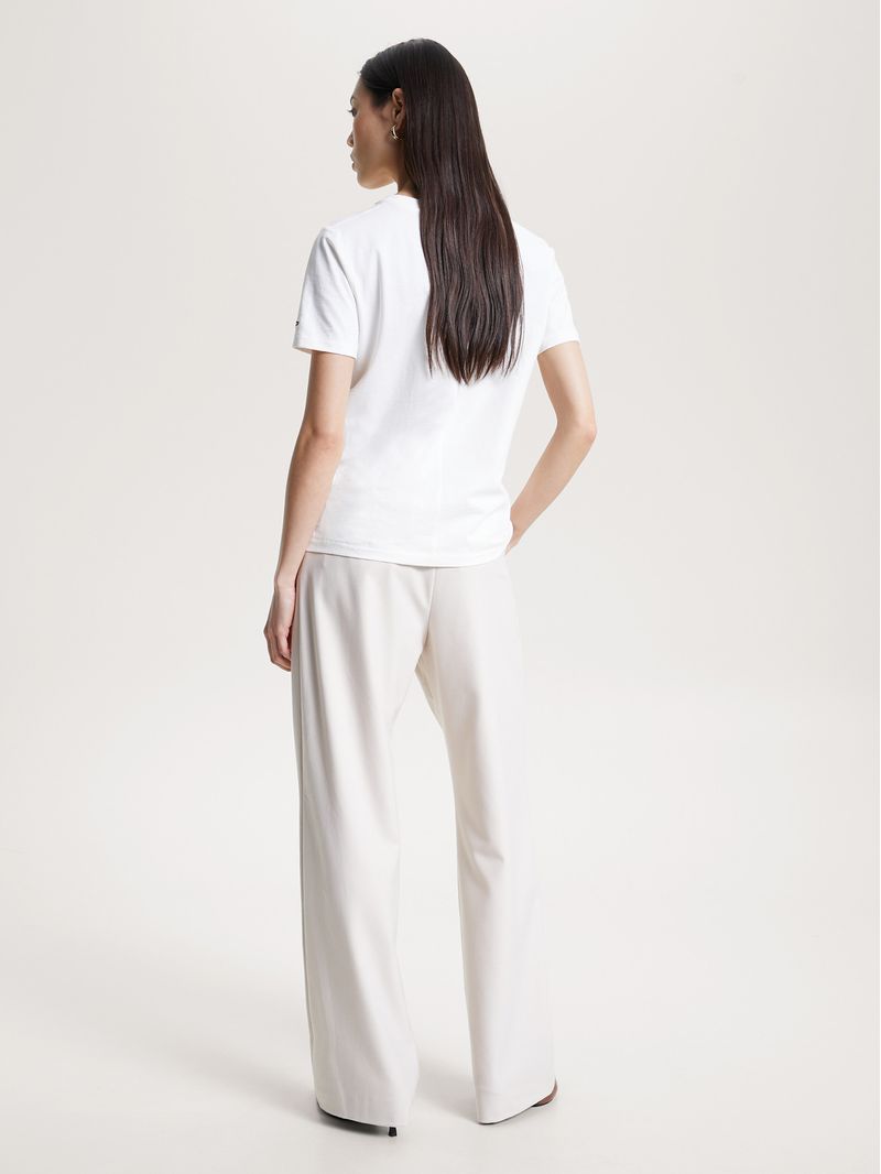 Remera-modern-con-monograma-TH-estilo-sello