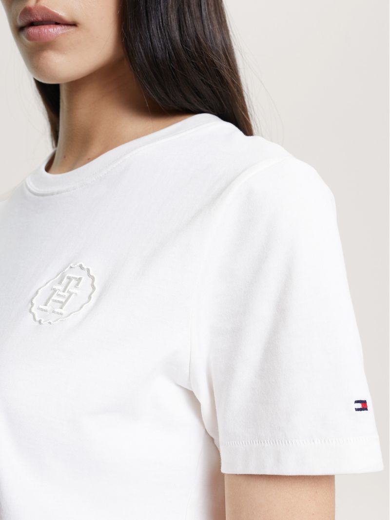 Remera-modern-con-monograma-TH-estilo-sello