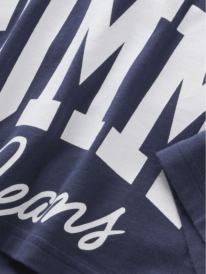Remera-universitaria-de-corte-cropped