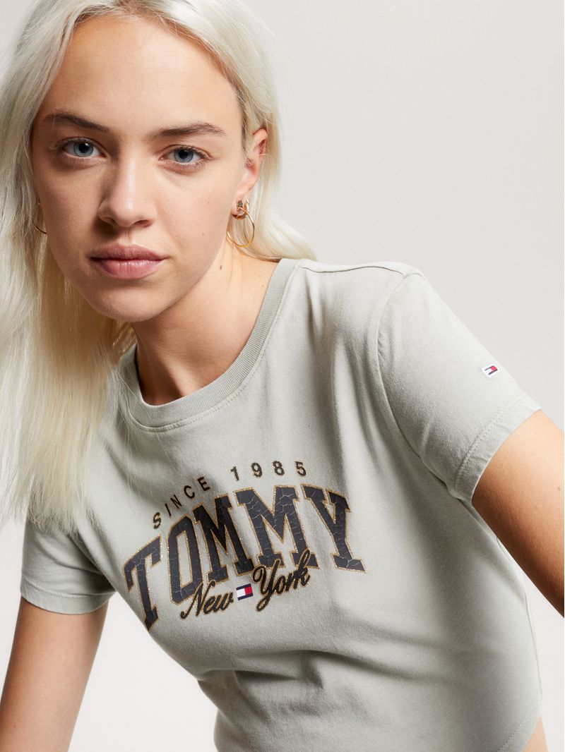 Remera-universitaria-de-corte-cropped