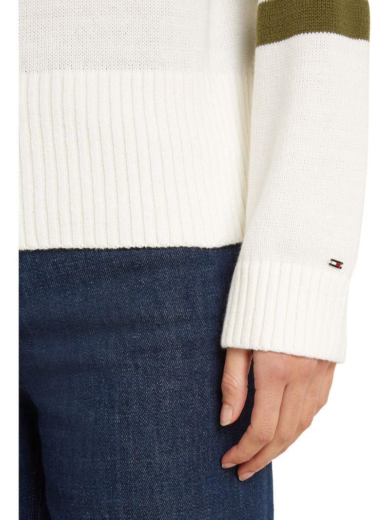 Sweater-varsity-en-cuello-v