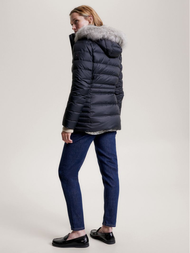 Campera-con-relleno-de-pluma-y-capucha