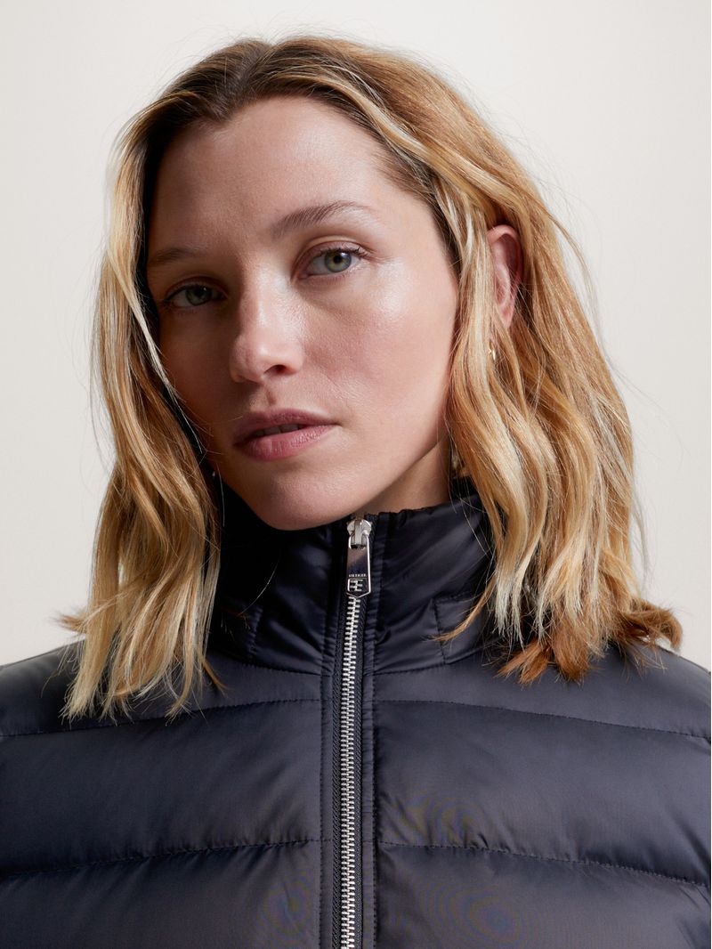 Campera-con-relleno-de-pluma-y-capucha