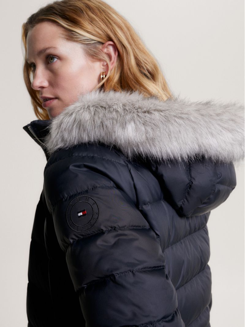 Campera-con-relleno-de-pluma-y-capucha