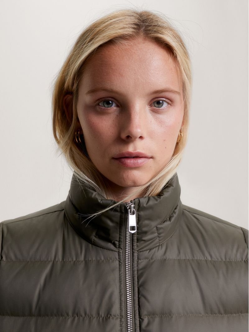 Campera-con-relleno-de-pluma-y-capucha-