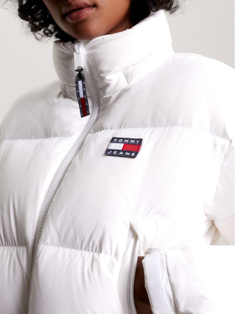 Campera-Puffer-de-corte-cropped-con-capucha-