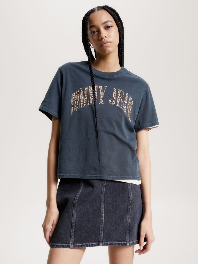 Remera-con-logo-de-leopardo-y-corte-clasico