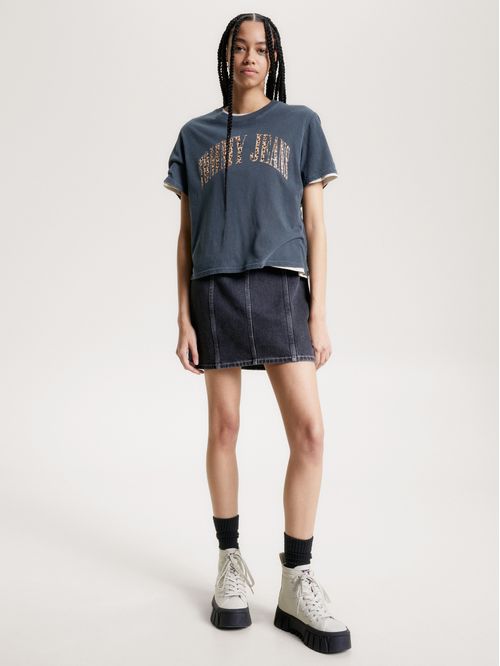 Remera con logo de leopardo y corte clásico