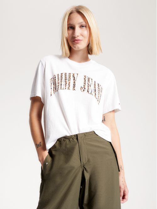 Remera con logo de leopardo y corte clásico